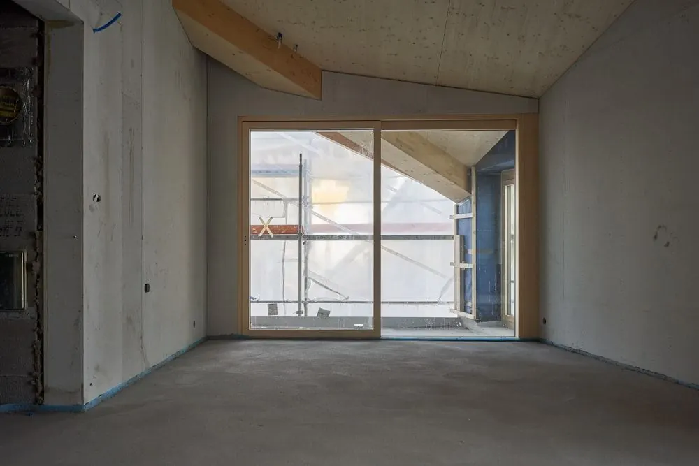 Sala com porta de correr em alumínio aberta para o jardim