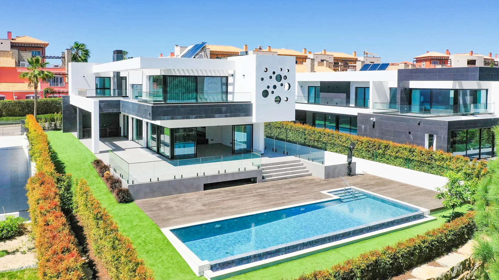 Moradia contemporânea com fachada em alumínio antracite e piscina