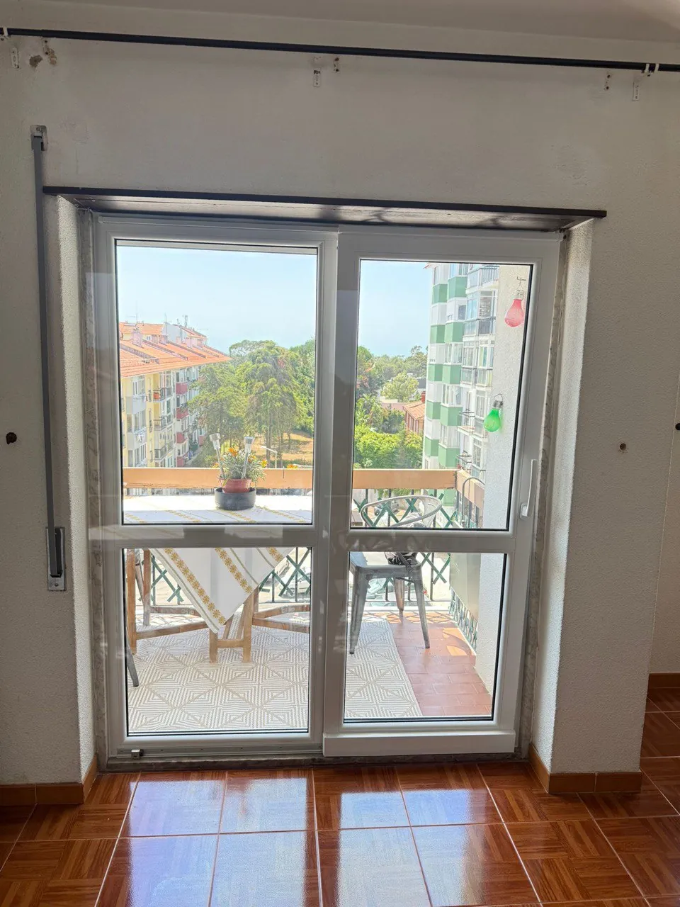 Janela em PVC: Ruído cortado (Apartamento em avenida movimentada)