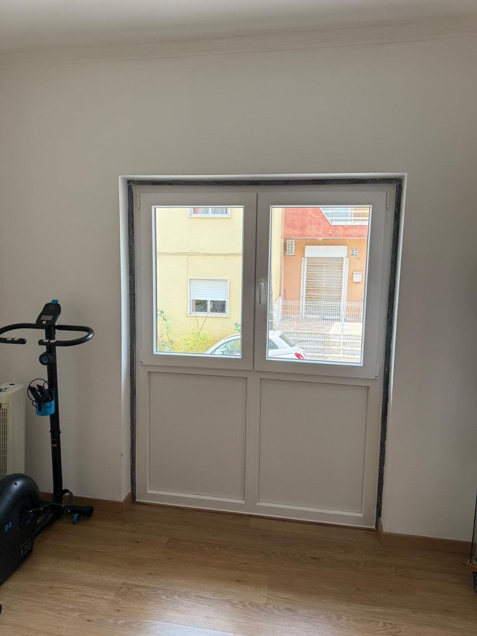 Porta de duas folhas em PVC branco com painéis opacos na parte inferior